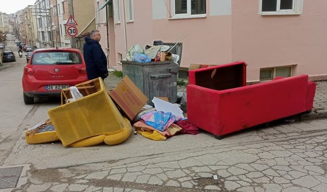 Eskişehir’de gelişigüzel atılan çöpler isyan ettirdi!