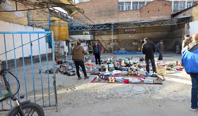 Eskişehir Bayat Pazarı'nda antika ve ikinci el eşyalara yoğun ilgi