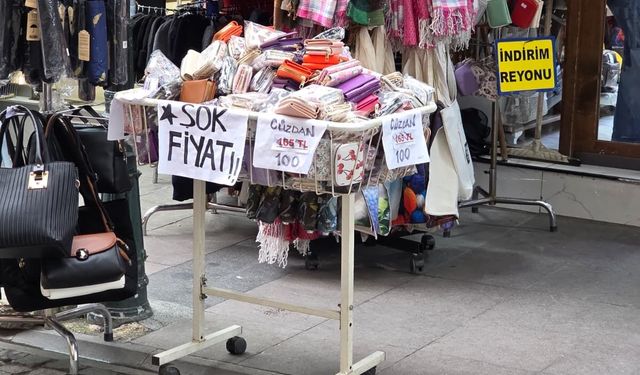 Eskişehir'de rengarenk indirimli cüzdanlara yoğun ilgi