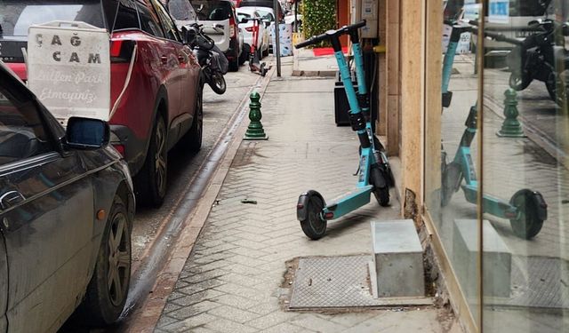 Kaldırım ortasına bırakılan scooterlar tepki çekiyor