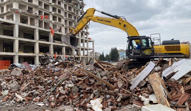 Eskişehir'de kendiliğinden çökmüştü: Yanındaki bina için de düğmeye basıldı!