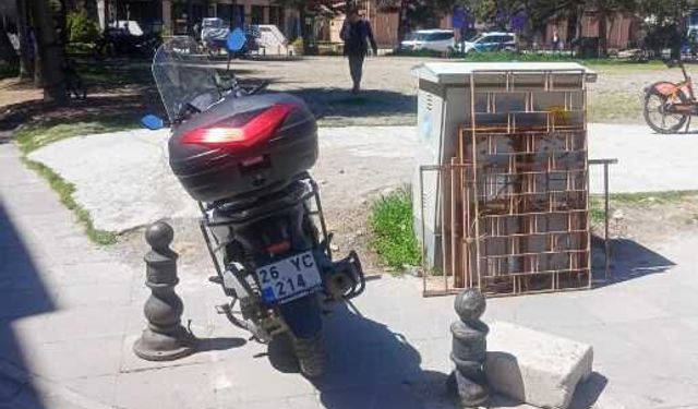 Kaldırımdaki motosiklet ihlali vatandaşa yürüyecek yer bırakmadı
