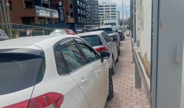 Eskişehir'de kaldırım araçlara kaldı, yayalar zorlandı