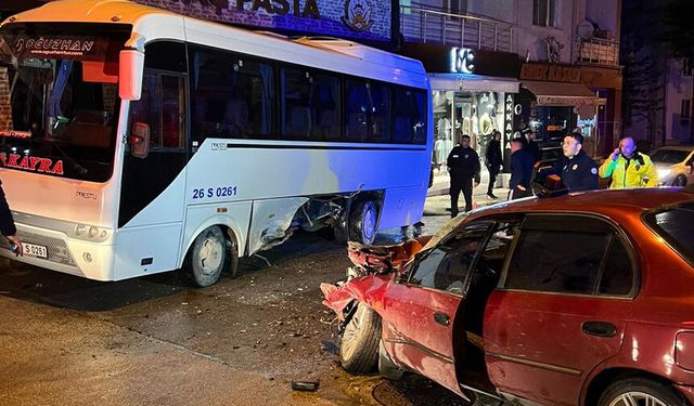 Eskişehir’de trafik kazası: Otomobil minibüse çarptı