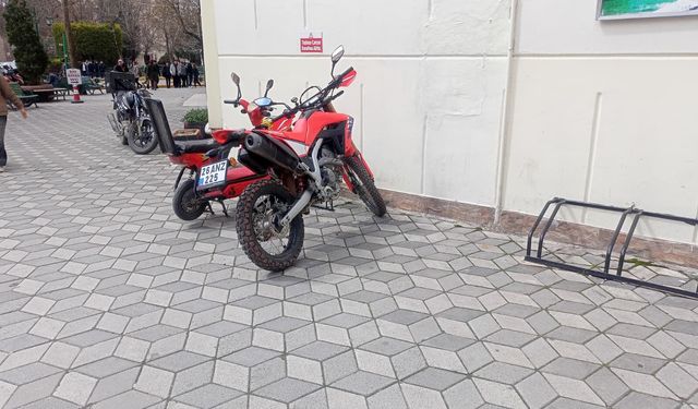 Eskişehir'de bisiklet parkı motosikletlere kaldı