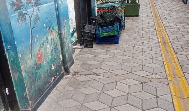 Eskişehir'de kaldırım kenarı kasalarla doldu