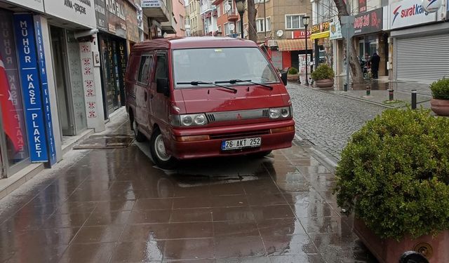 Eskişehir'de kaldırıma park geçişi zorlaştırdı