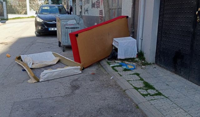 Eskişehir'de atıklar kaldırıma bırakıldı