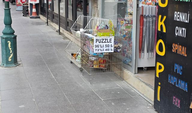 Eskişehir'de kırtasiye önünde puzzle yoğunluğu