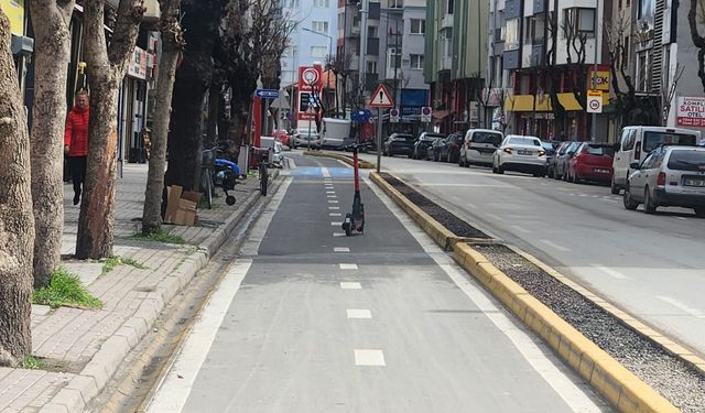 Bisiklet yoluna bırakılan scooterlar tehlike saçıyor