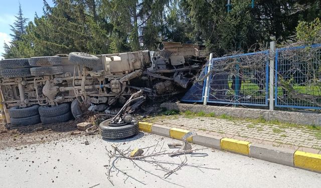 Eskişehir OSB’de kamyon fabrika bahçesine girdi!