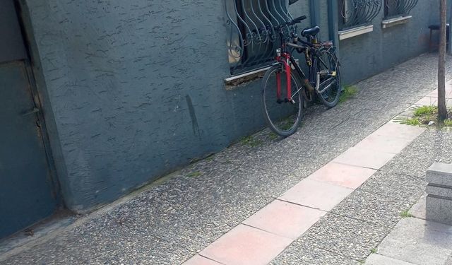Eskişehir'de bisikleti pencereye kilitledi
