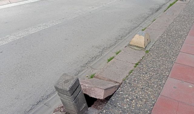 Kaldırım taşı yerinden çıktı