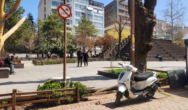 “Motosiklet Giremez” levhasının altına park