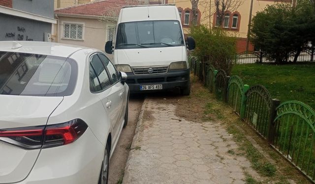 Araç kaldırıma park etti: Yaya geçişi kapandı