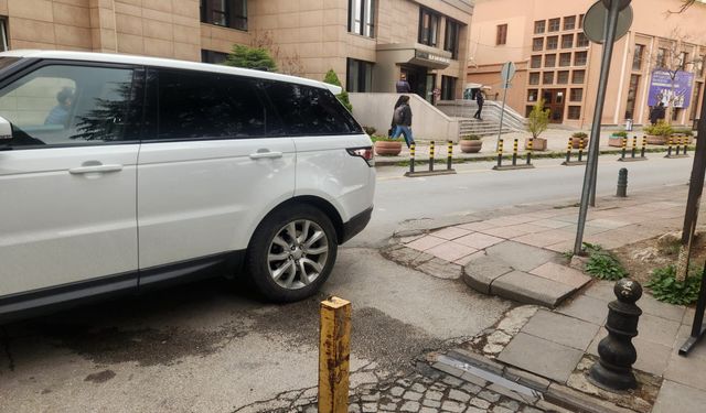 Eskişehir'de engelli rampaları araç parklarıyla kapanıyor