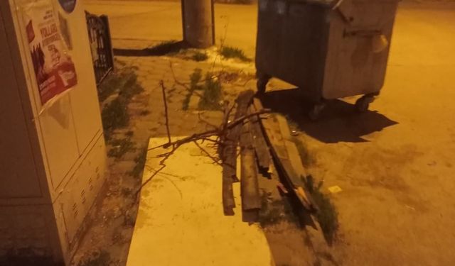 Şirintepe’de atıklar kaldırım kenarına bırakıldı