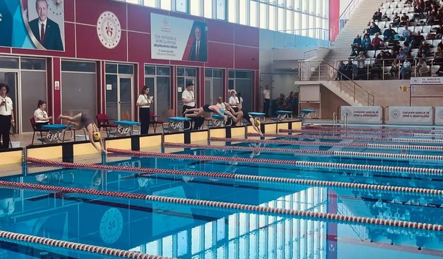 Minik yüzücüler seçmelerde kapıştı