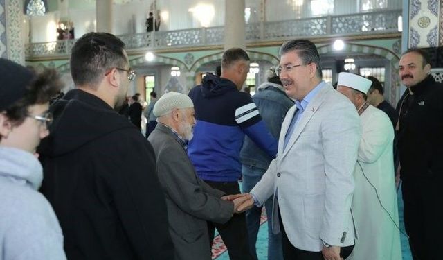 Vali Yılmaz bayram namazını vatandaşlarla birlikte kıldı