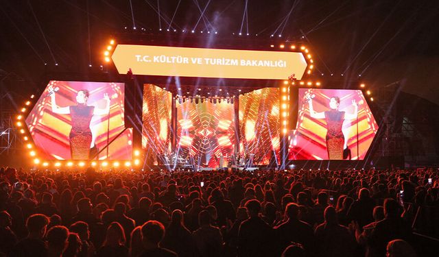 Ebru Yaşar’dan Eskişehir’de unutulmaz konser