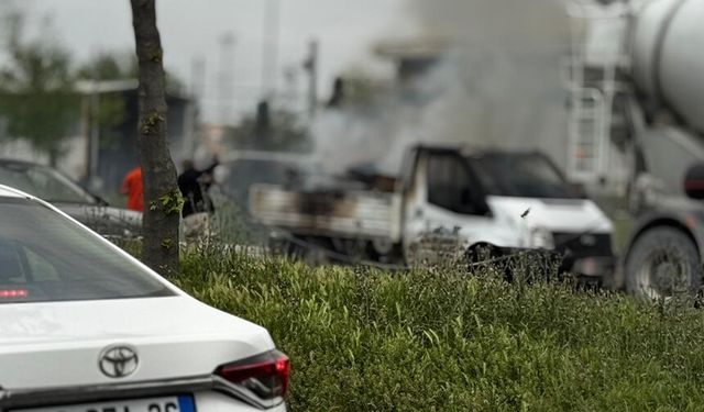 Eskişehir çevre yolunda korkutan yangın: Kamyonet alev alev yandı