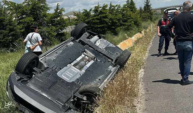 Eskişehir yolunda korkutan kaza: 2 araç refüje düştü