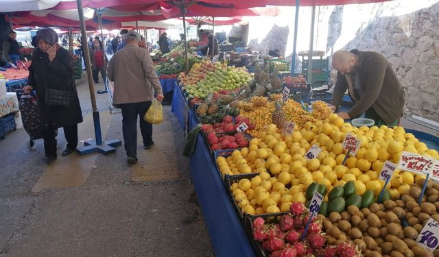 Eskişehir'de pazarları soğuk ve yağmur vurdu