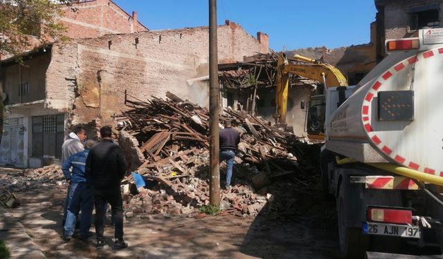 Eskişehir'de belediye gözetiminde yıkım