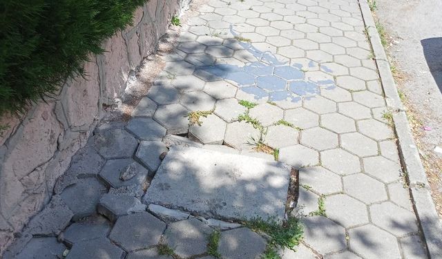 Kaldırımdaki çökme geçişi zorlaştırıyor