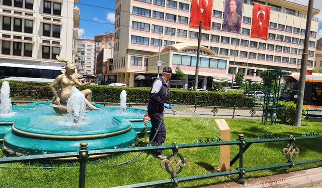 Büyükşehir ekiplerinden yeşil alanlarda sulama çalışması