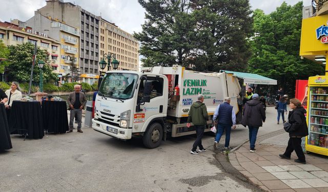 Eskişehir'de temizlik araçları işlek caddelerde görev başında