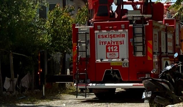 Eskişehir'in ilçesinde yangın paniği: Alevler binayı sardı