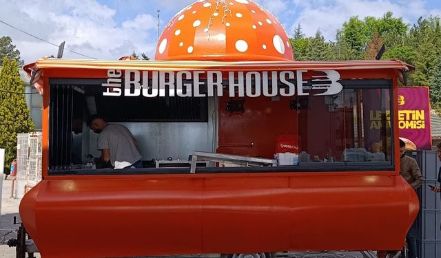 Kütahya'da gezici Burger karavanını sanat eserine dönüştürdü