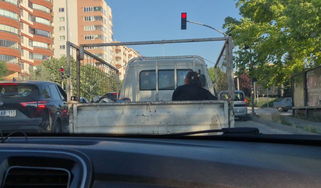 Eskişehir'de trrafik kurallarını hiçe saydı: Bu yolculuk şaşırttı!