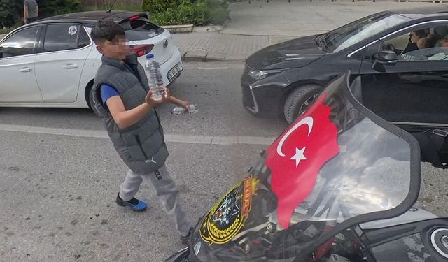 Eskişehir trafiğinde tebessüm ettiren anlar: Türk bayrağını görünce...