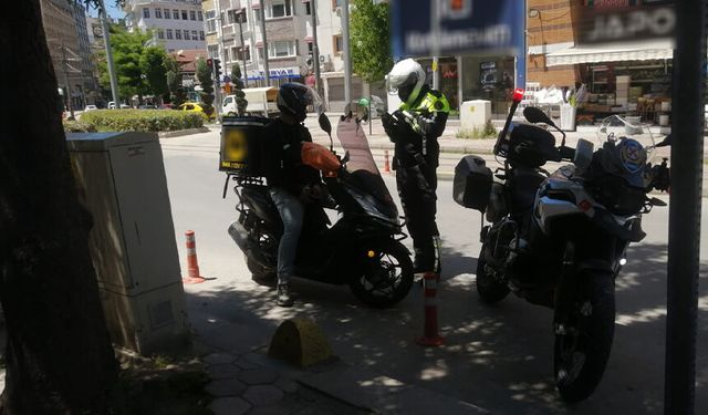 Eskişehir'de trafiği tehlikeye attı, polisi görünce kaçtı