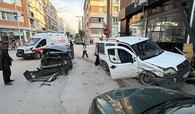 Eskişehir’de zincirleme kaza: 3 araç çarpıştı, 2 kişi yaralandı