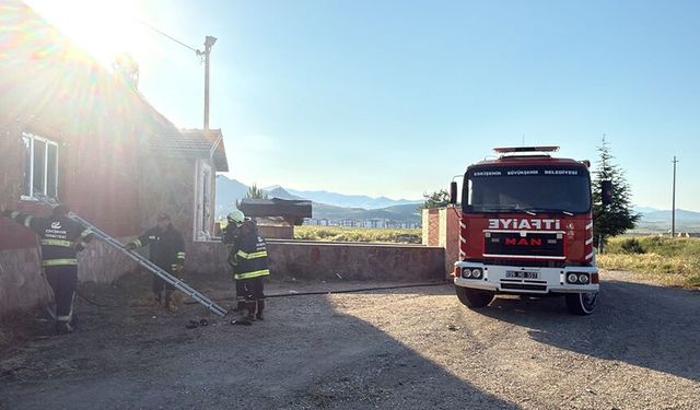 Eskişehir'in ilçesinde yangın paniği: Müzikhole alevler yükseldi