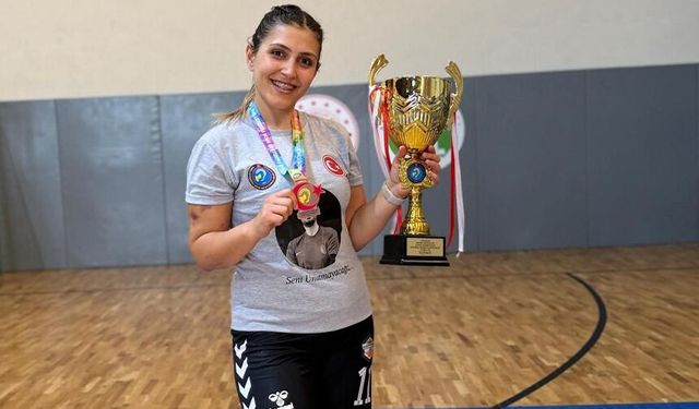 Eskişehirli hentbolcu üçüncülük kupası kaldırdı