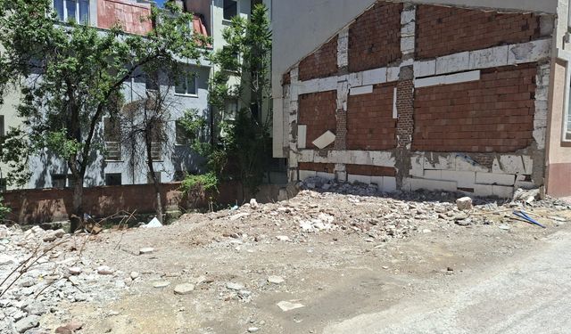 Eskişehir'de yıkılan metruk binanın molozları dikkat çekiyor