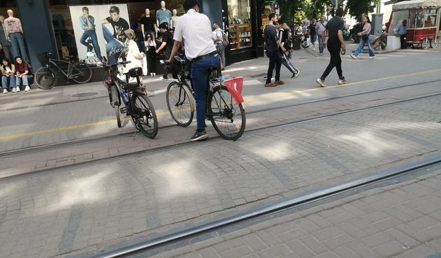 Eskişehir'de tramvay ulaşımına park engeli