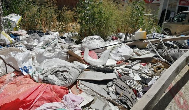 Eskişehir'de binalar yıkıldıkça alanlar çöplüğe dönüyor