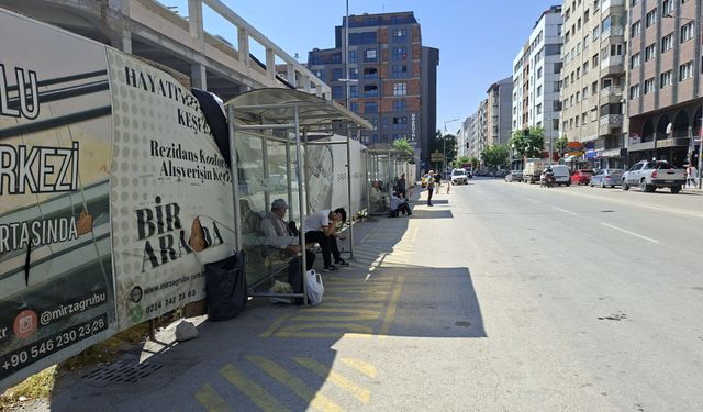 Yunus Emre Caddesi'ndeki durak tepki çekiyor