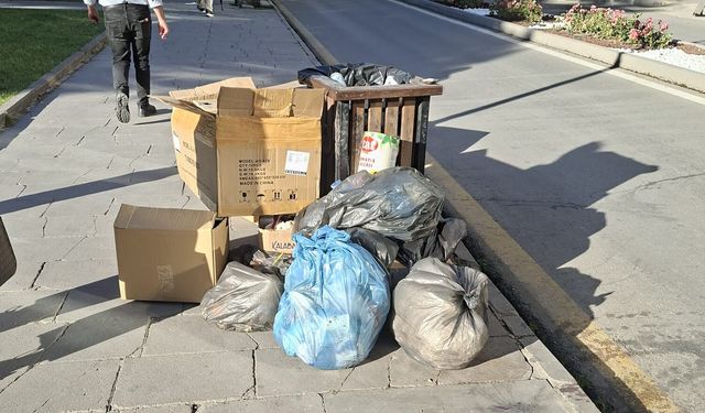Eskişehir'de kaldırımda çöp görüntüsü