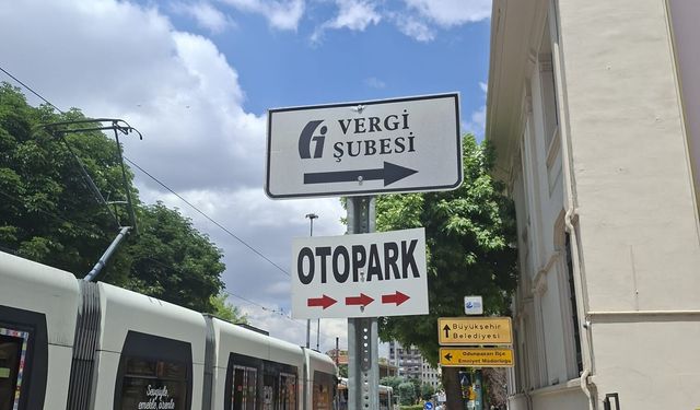 Eskişehir'de resmi levhanın altında dikkat çeken yazı