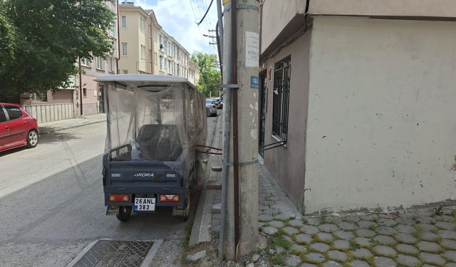 Eskişehir'de pencereye kilitlenen araç tepki çekti