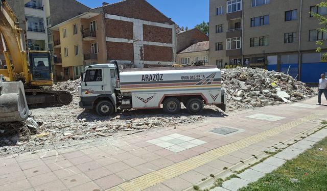 Eskişehir'de yıkım molozları kaldırıma taştı