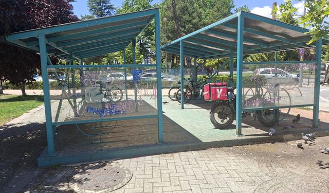 Bisiklet parkına park edilen motor tepki çekti
