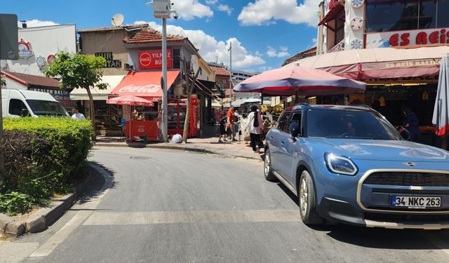 Yol kenarına park edilen araçlar trafiği zorluyor