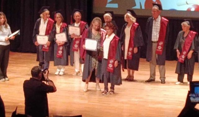 Anadolu Üniversitesi’nde 60+ öğrenciler mezuniyet sevinci yaşadı